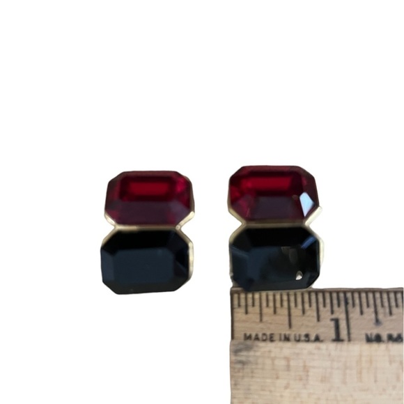 Beautiful Red & Black Clip-On Earrings With a Gold Tone Setting - Picture 3 of 5